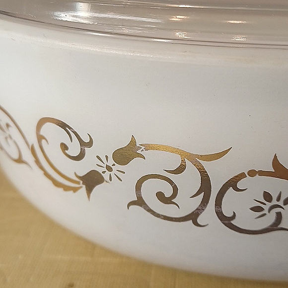Pyrex Empire Goldtone Scroll Vines 1.5 QT Casserole Dish w/ Lid # 043 - Picture 4 of 14
